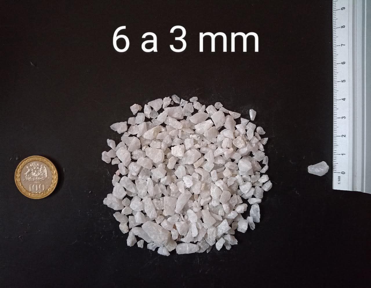 Montón de grava blanca pequeña, etiquetada como