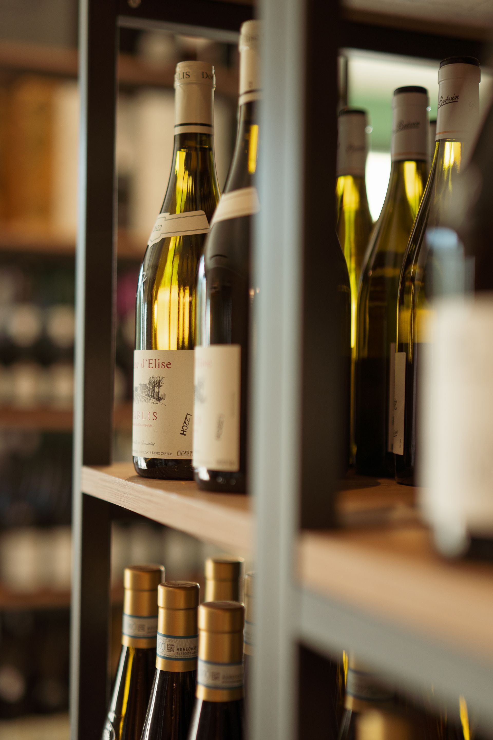 Un uomo sta versando un bicchiere di vino da una bottiglia.
