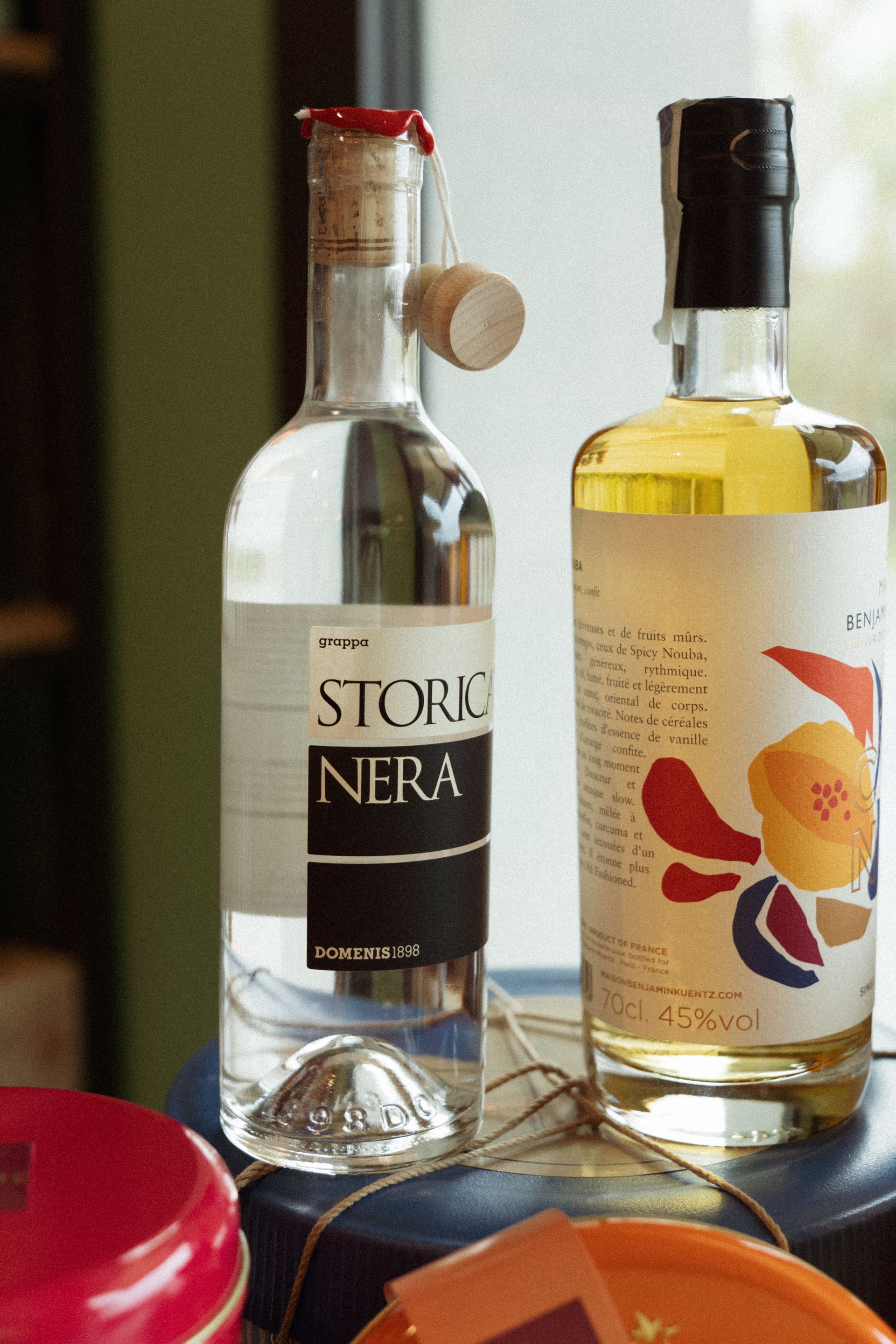 Una bottiglia di grappa è accanto a un'altra bottiglia