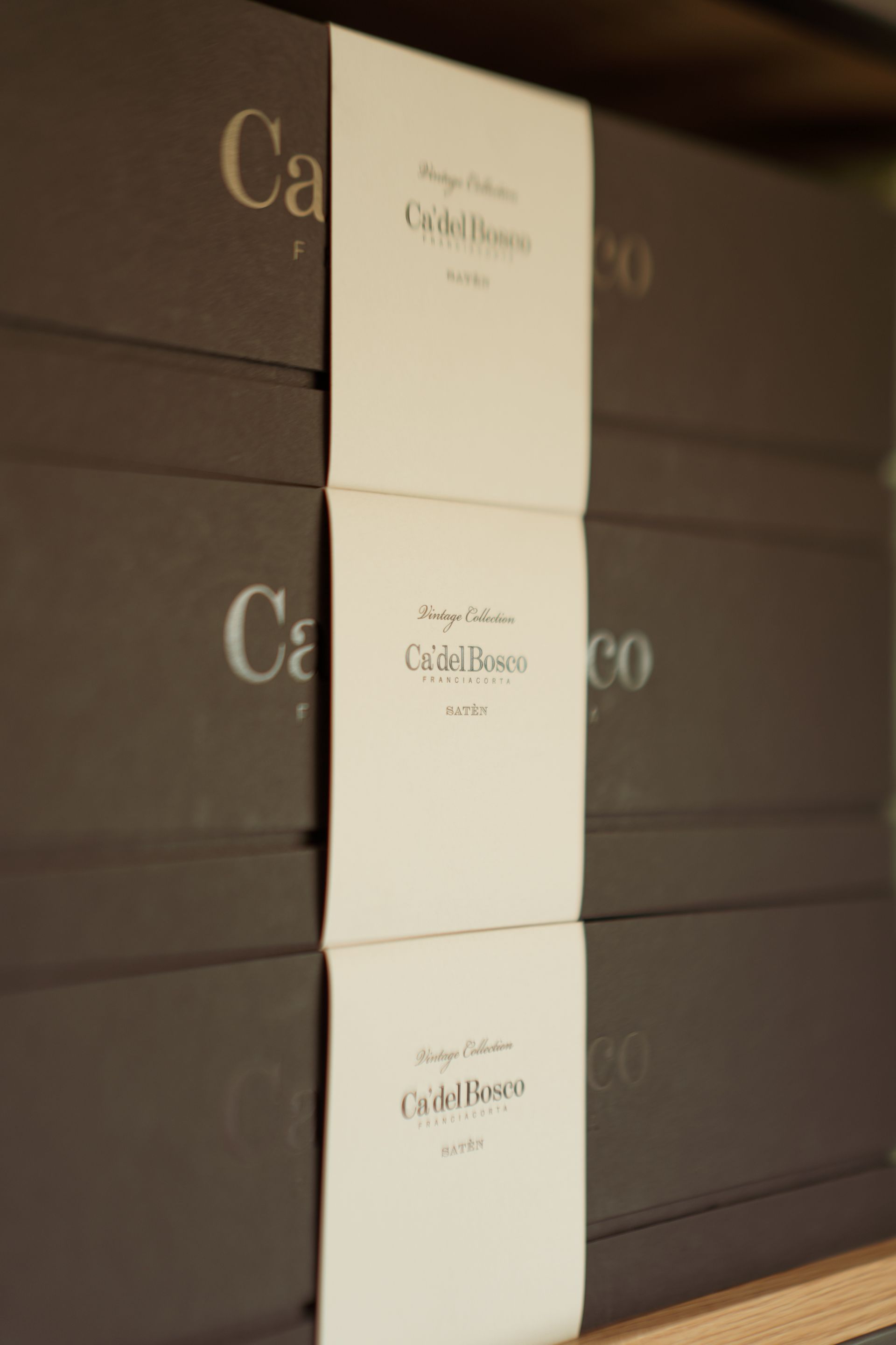 Una pila di scatole di vino