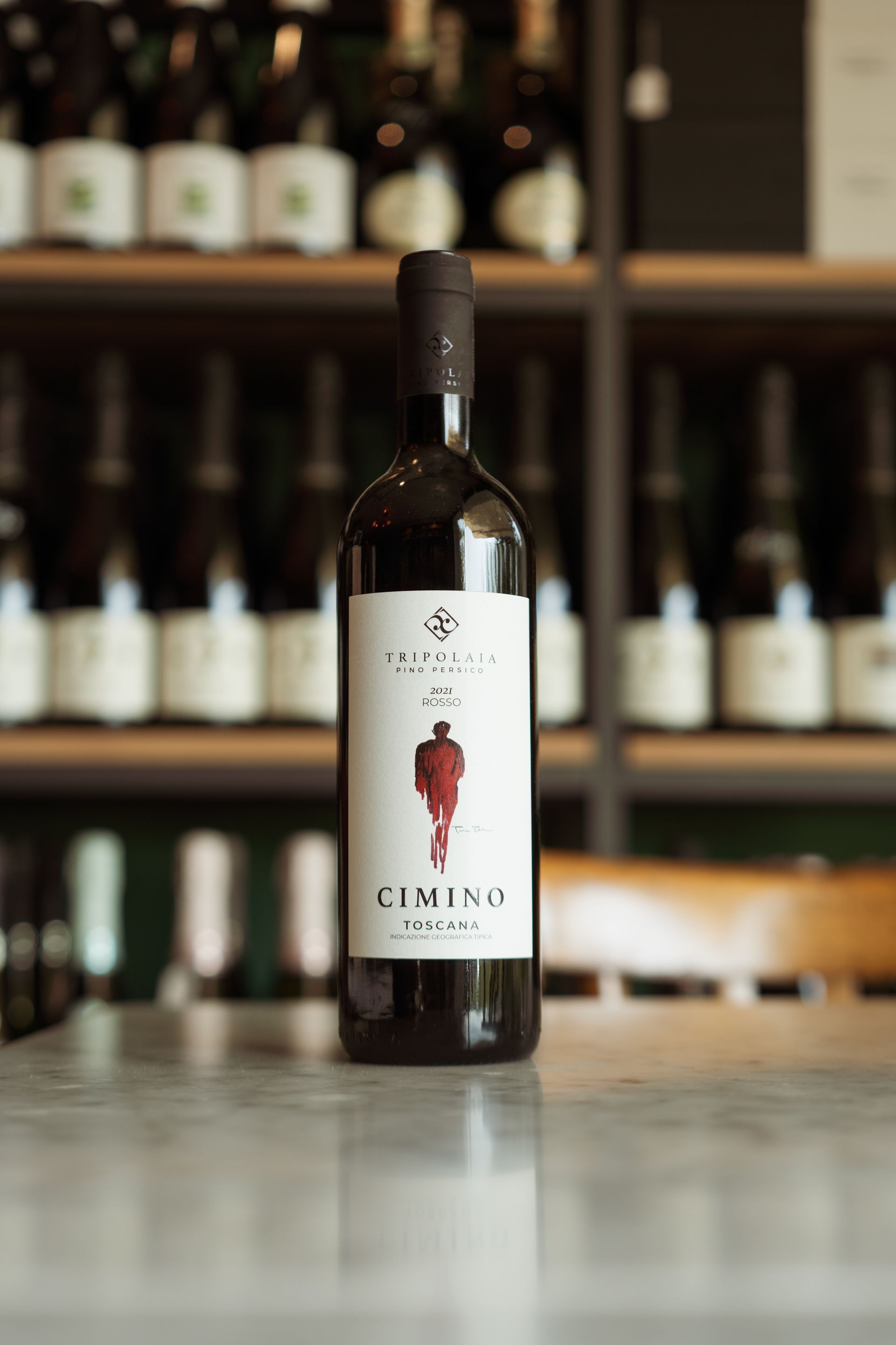 Una bottiglia di vino del Camino è appoggiata su un tavolo