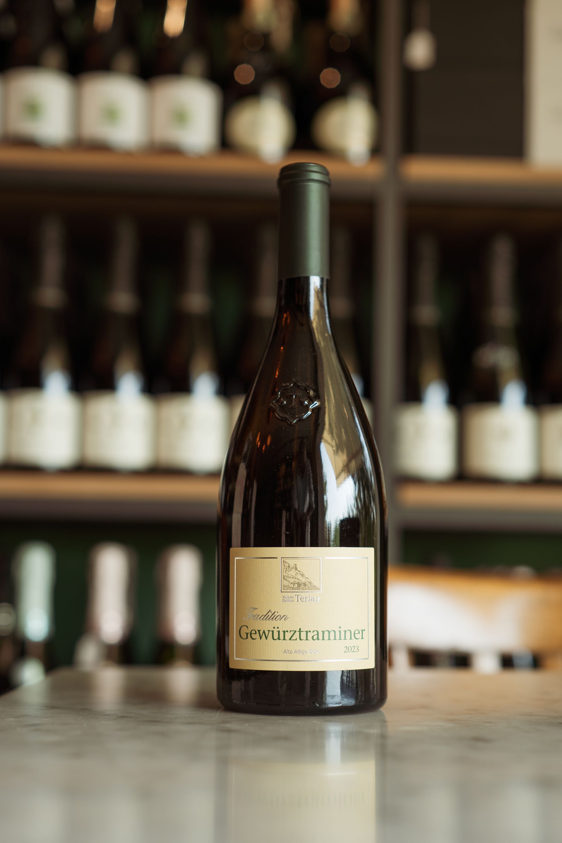 Una bottiglia di vino è appoggiata su un tavolo in una cantina.