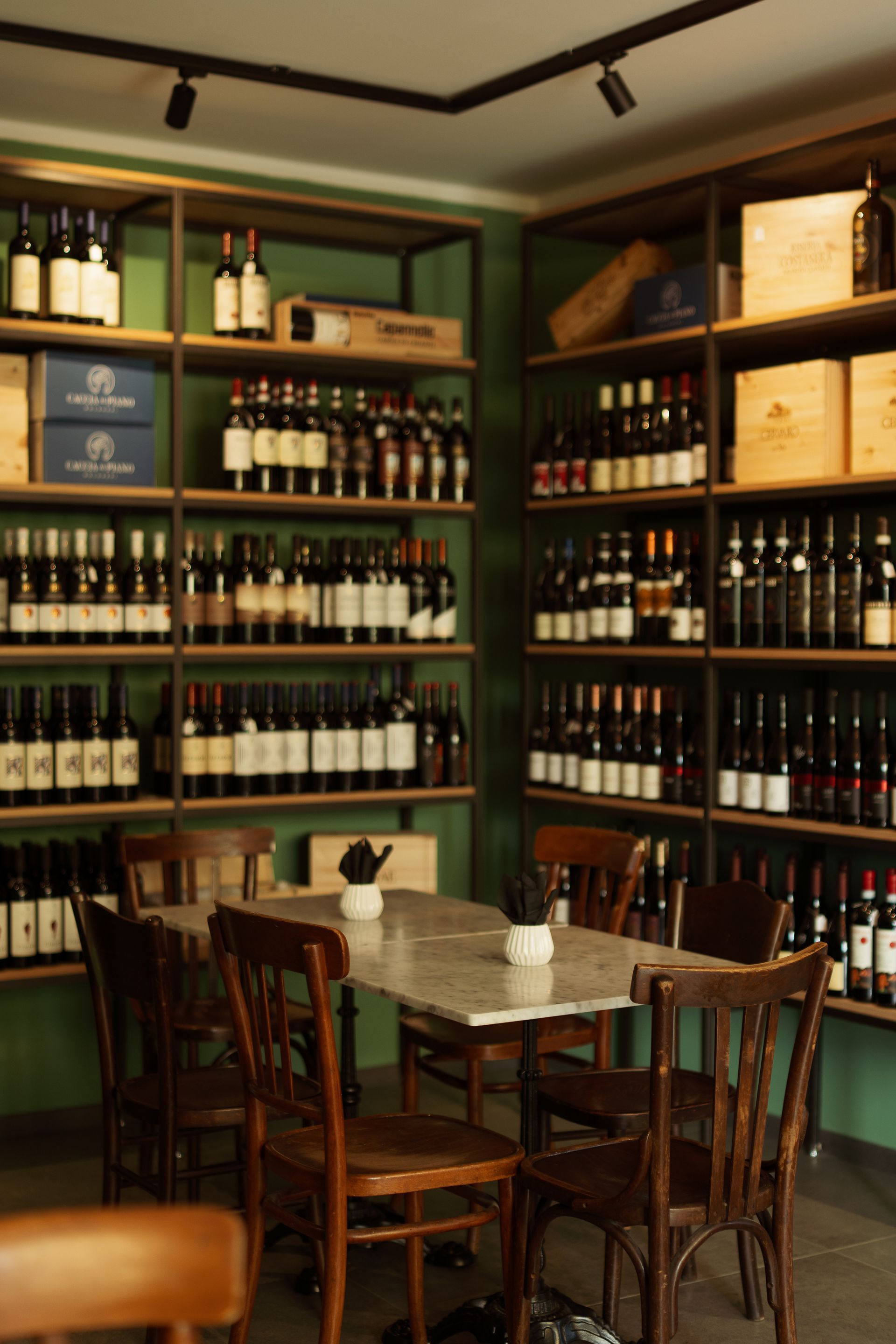 Una stanza piena di bottiglie di vino sugli scaffali