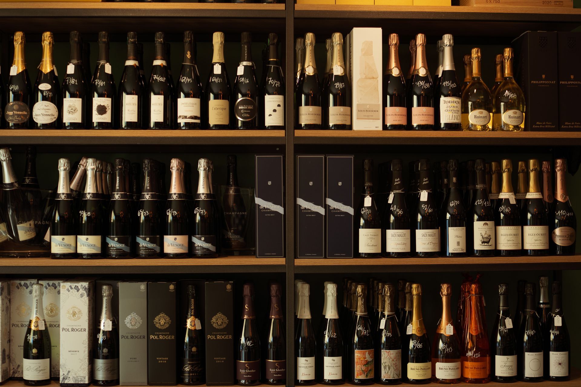 Uno scaffale pieno di bottiglie e scatole di champagne