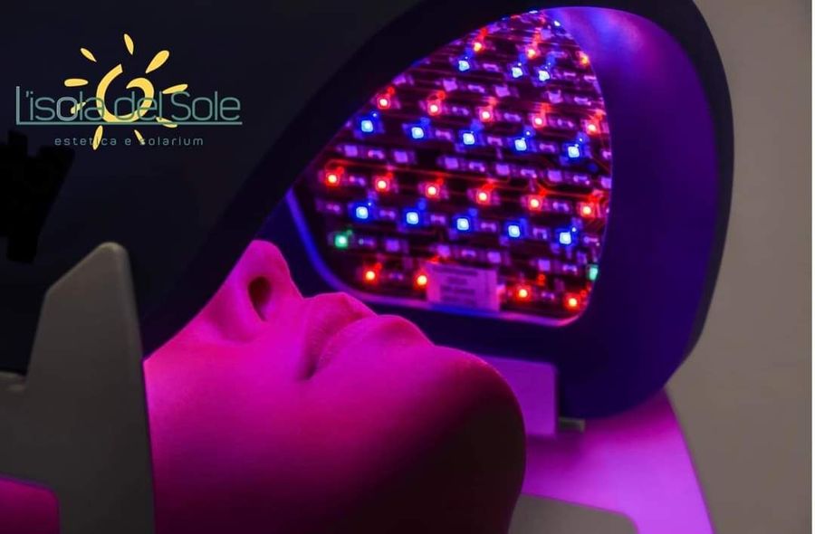 Persona sottoposta a terapia con luce LED 