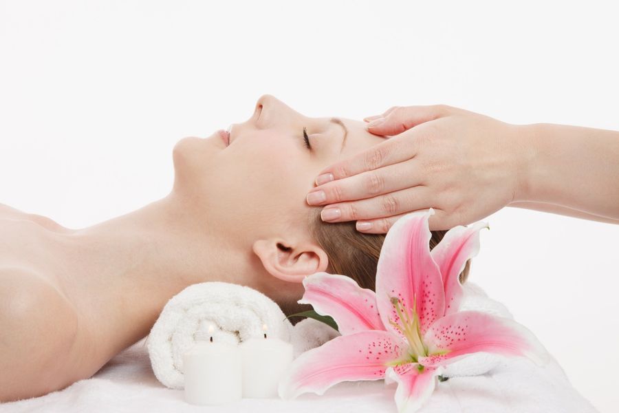 Una donna riceve un massaggio viso