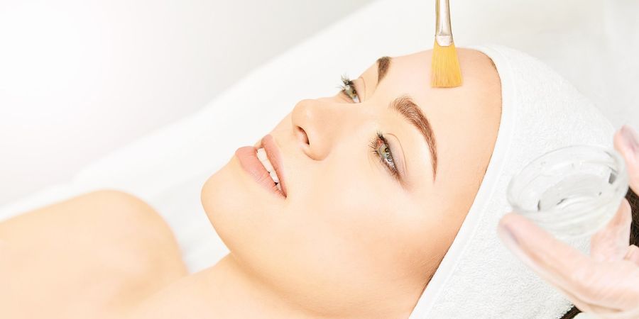 Una donna riceve un trattamento viso 