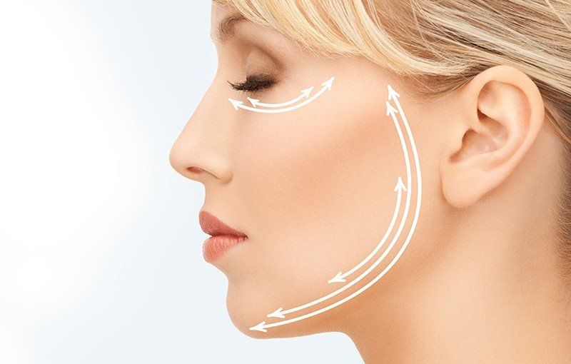 massaggio facciale o un trattamento di contouring.