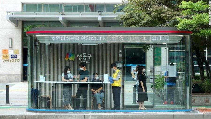Trạm chờ xe bus thời Covid-19 ở Hàn Quốc