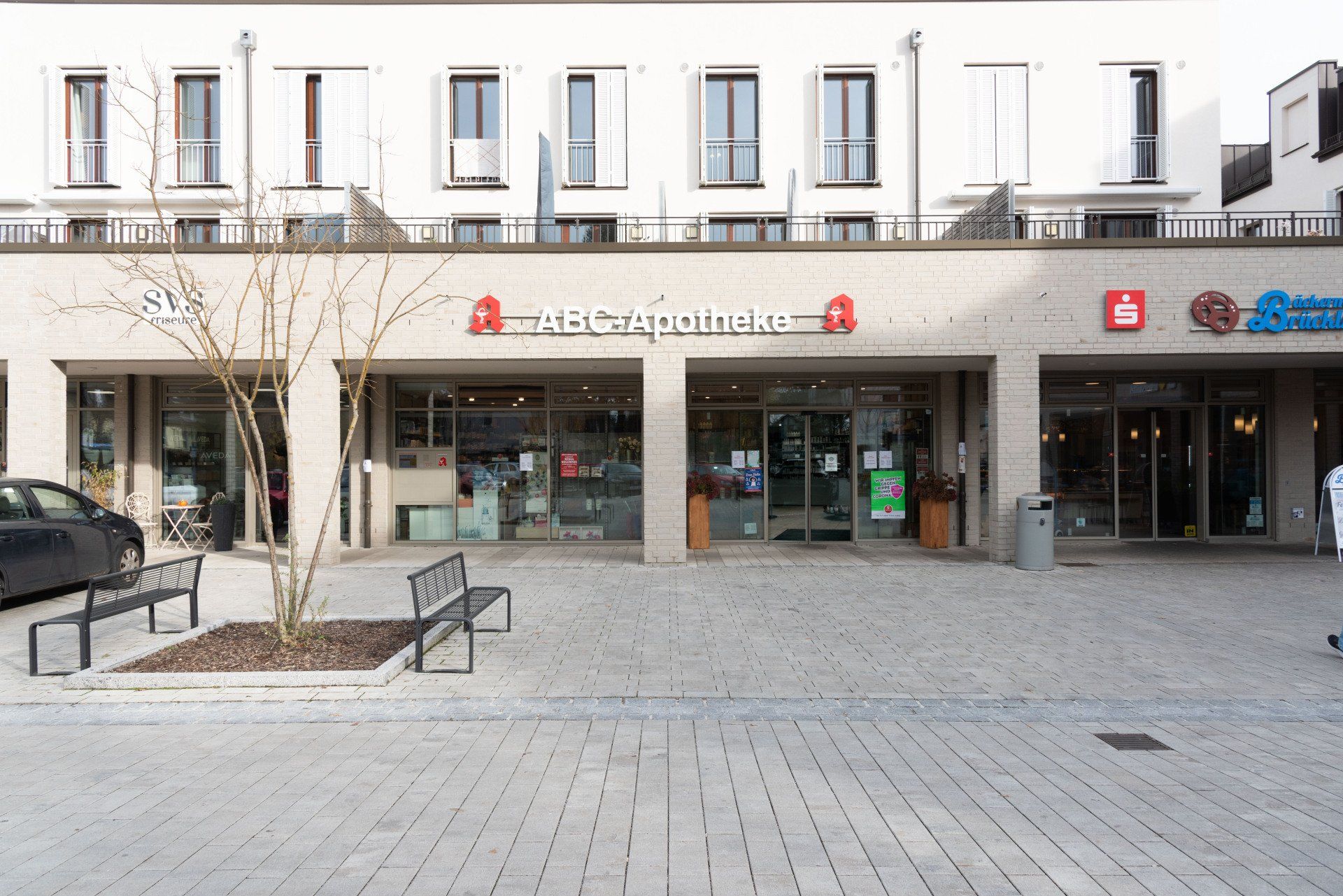 Ein großes Gebäude mit einem davor geparkten Auto