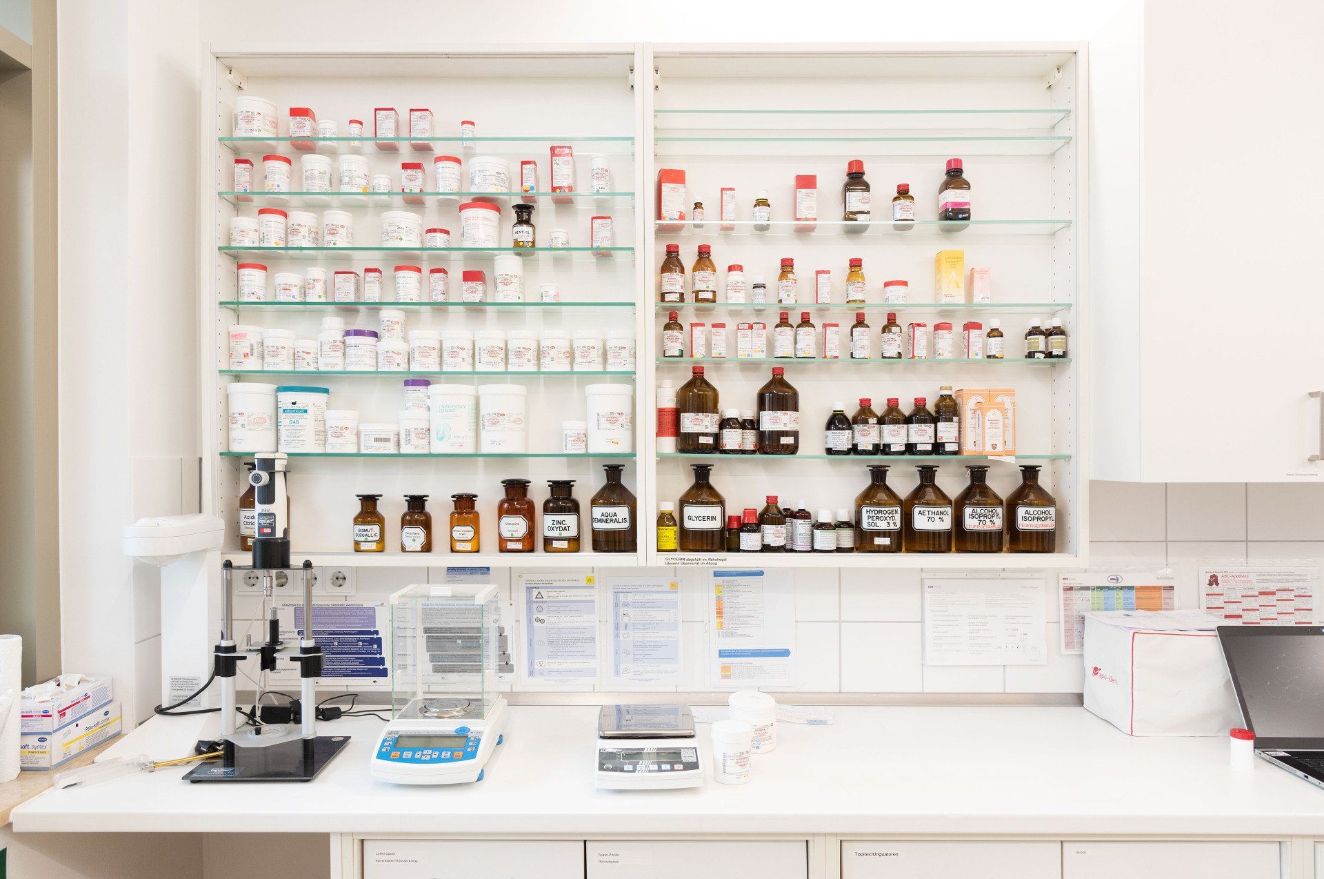 Eine Apotheke mit vielen Flaschen in den Regalen und einer Theke.