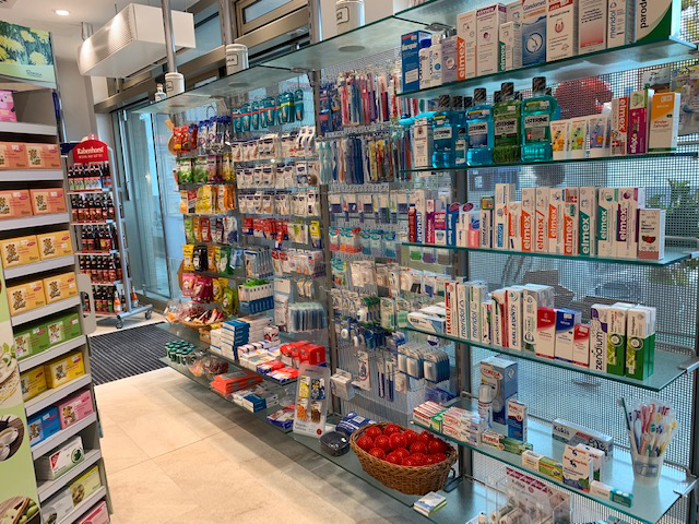 Das Innere einer Apotheke ist mit vielen Produkten gefüllt.