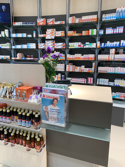 Eine Theke in einer Apotheke mit Flaschen darauf