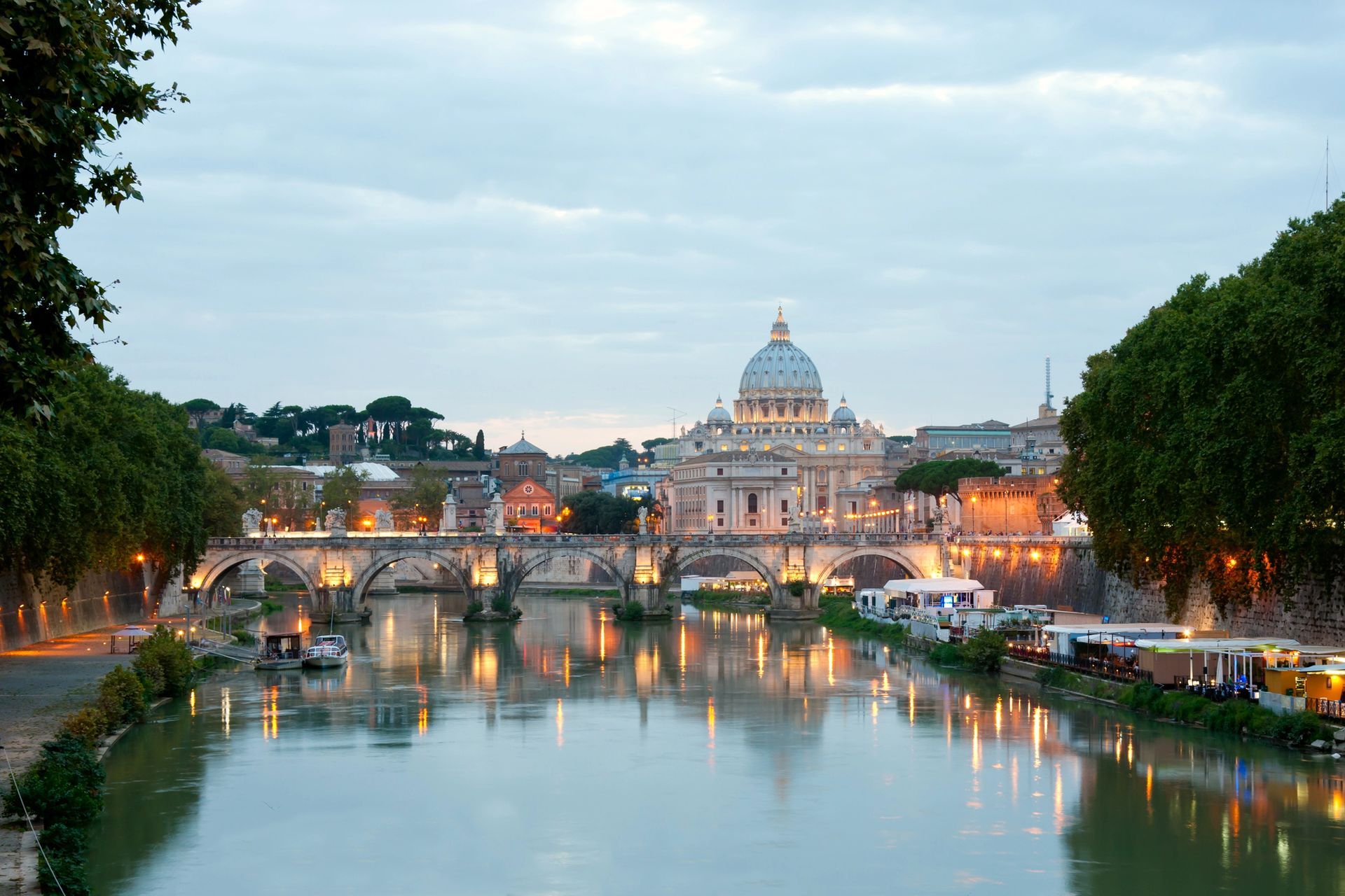 Lo skyline illuminato dal sole, con le basiliche a cupola e i tetti di terracotta al tramonto.