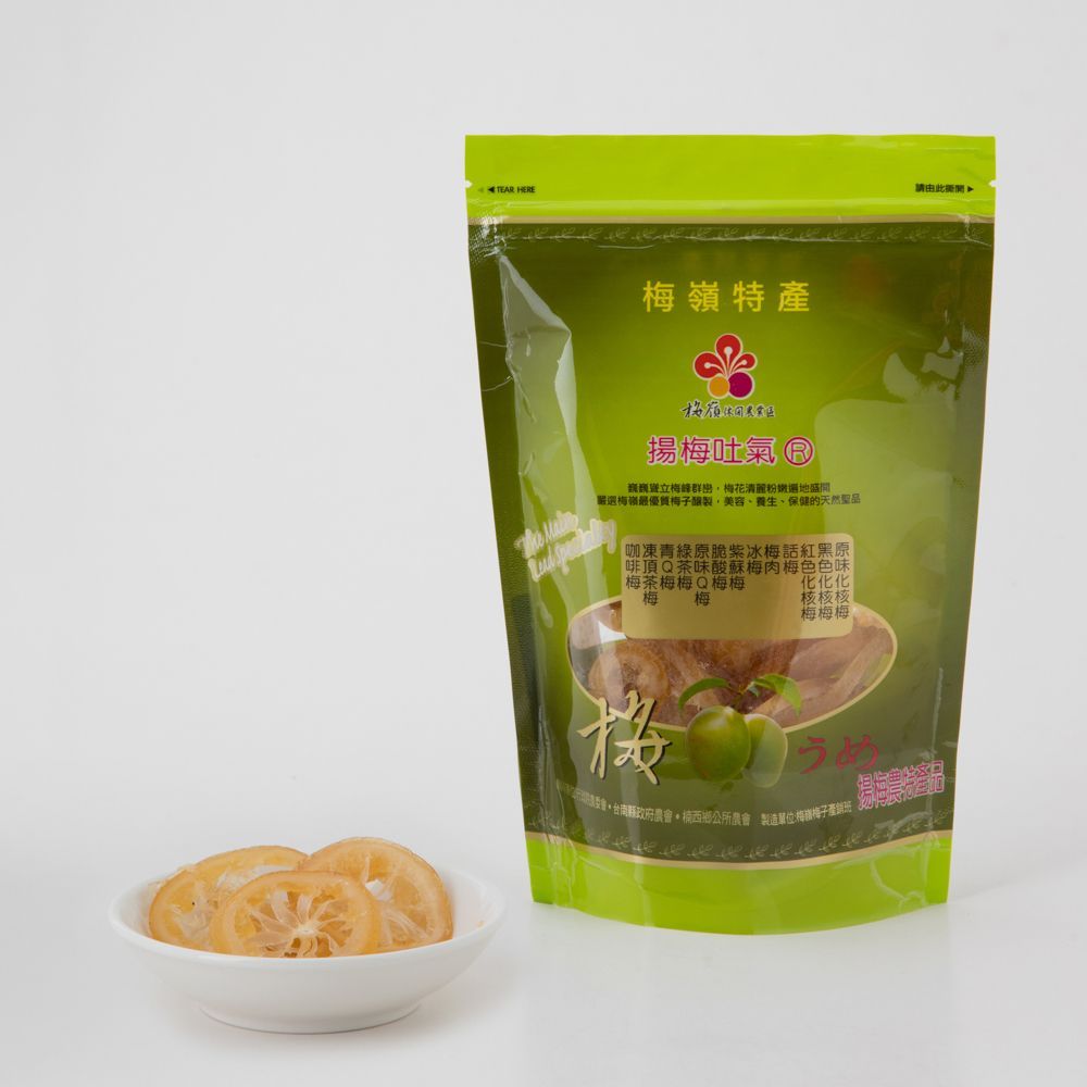 一袋乾果，配一小碗切好的水果。包裝為綠色和黃色。