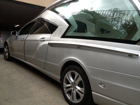 elegante carro funebre