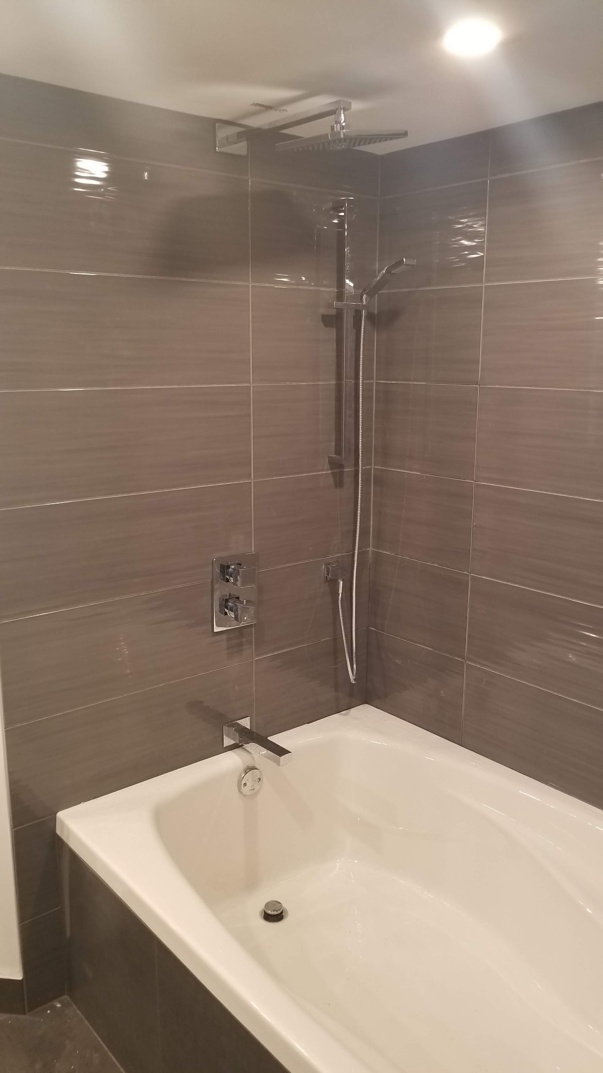 Une salle de bain avec baignoire et douche.