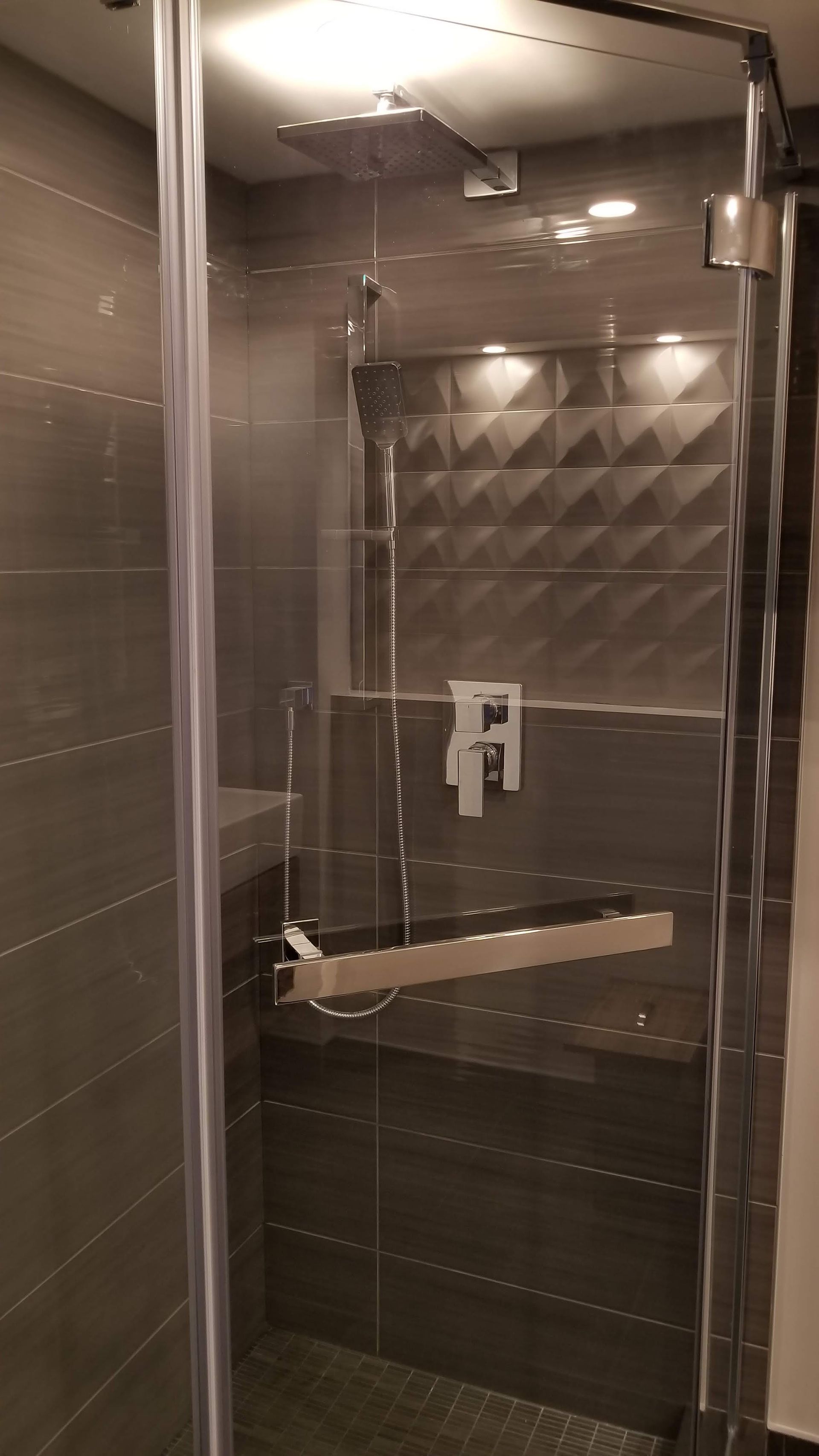 Une salle de bain avec douche à l'italienne avec porte vitrée.