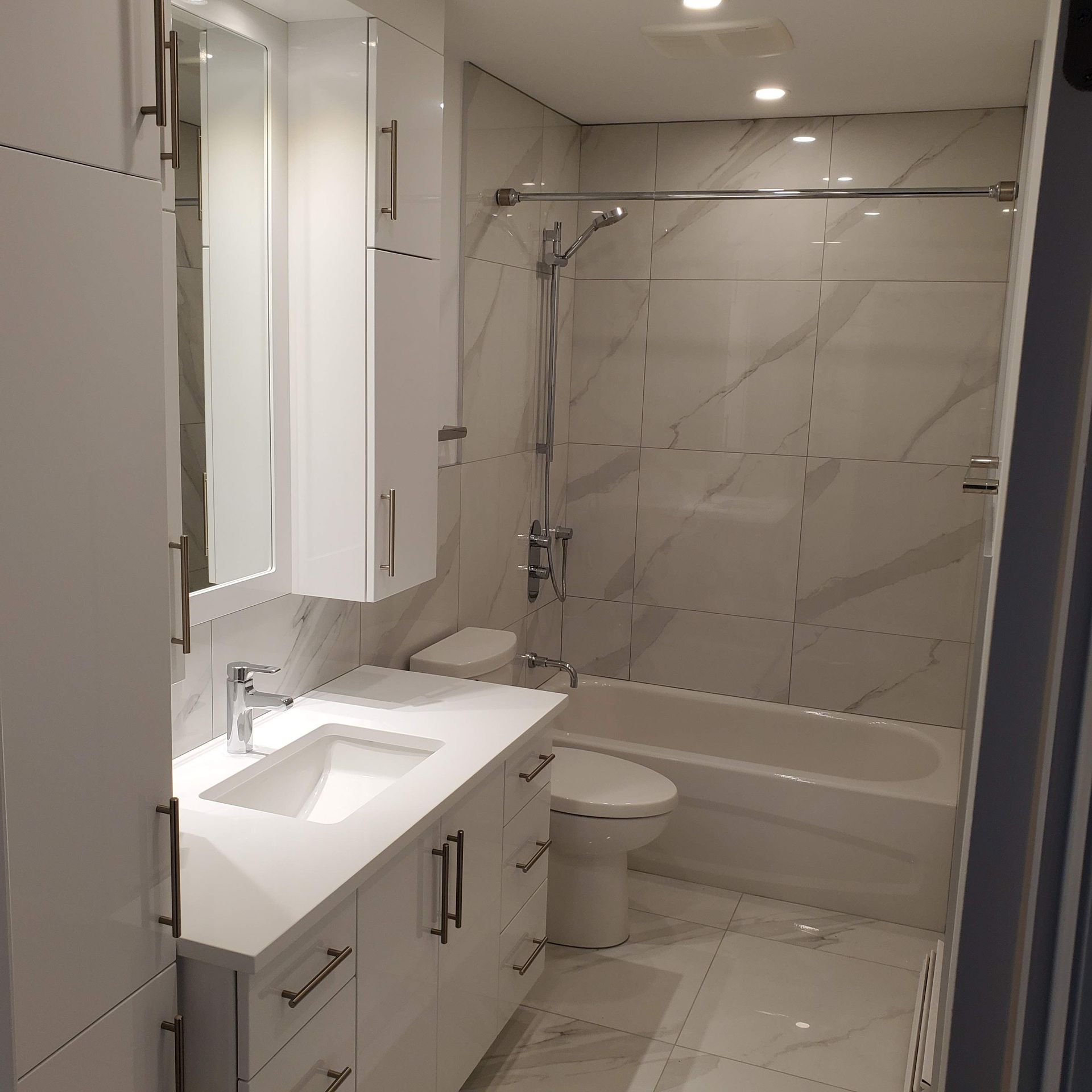 Une salle de bain avec lavabo, toilettes, baignoire et douche