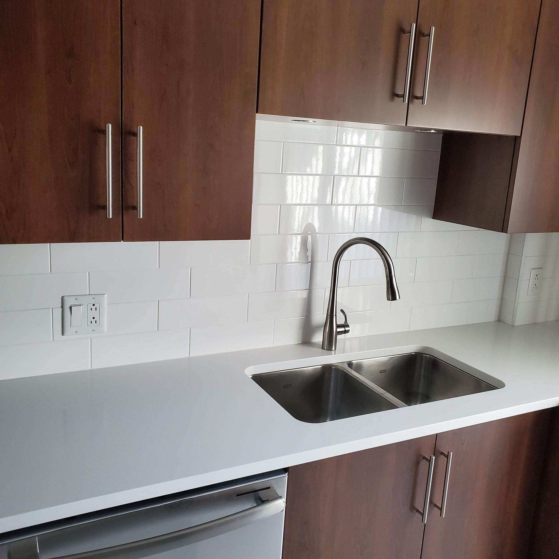 Une cuisine avec deux éviers et un réfrigérateur blanc