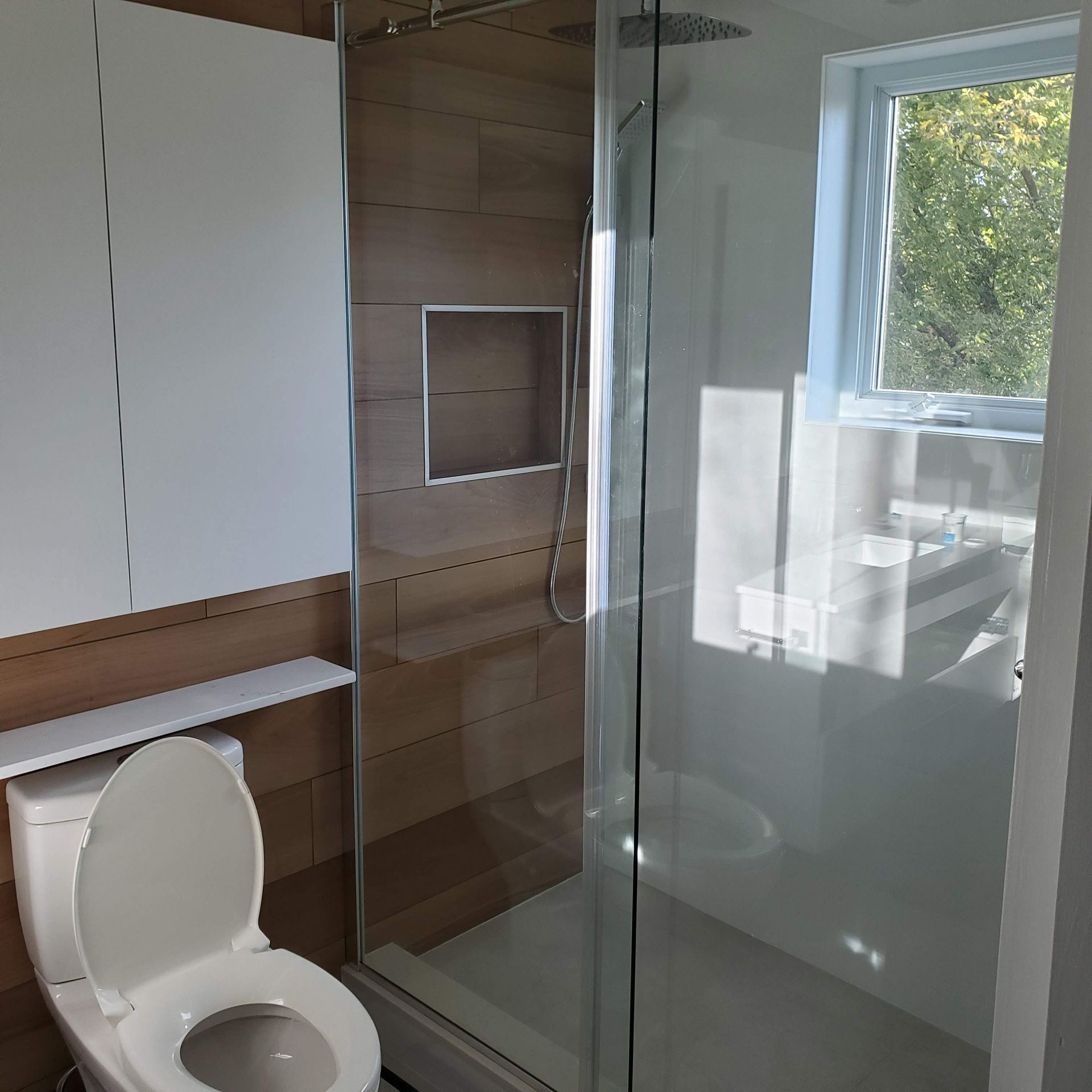 Une salle de bain avec WC et douche à l'italienne