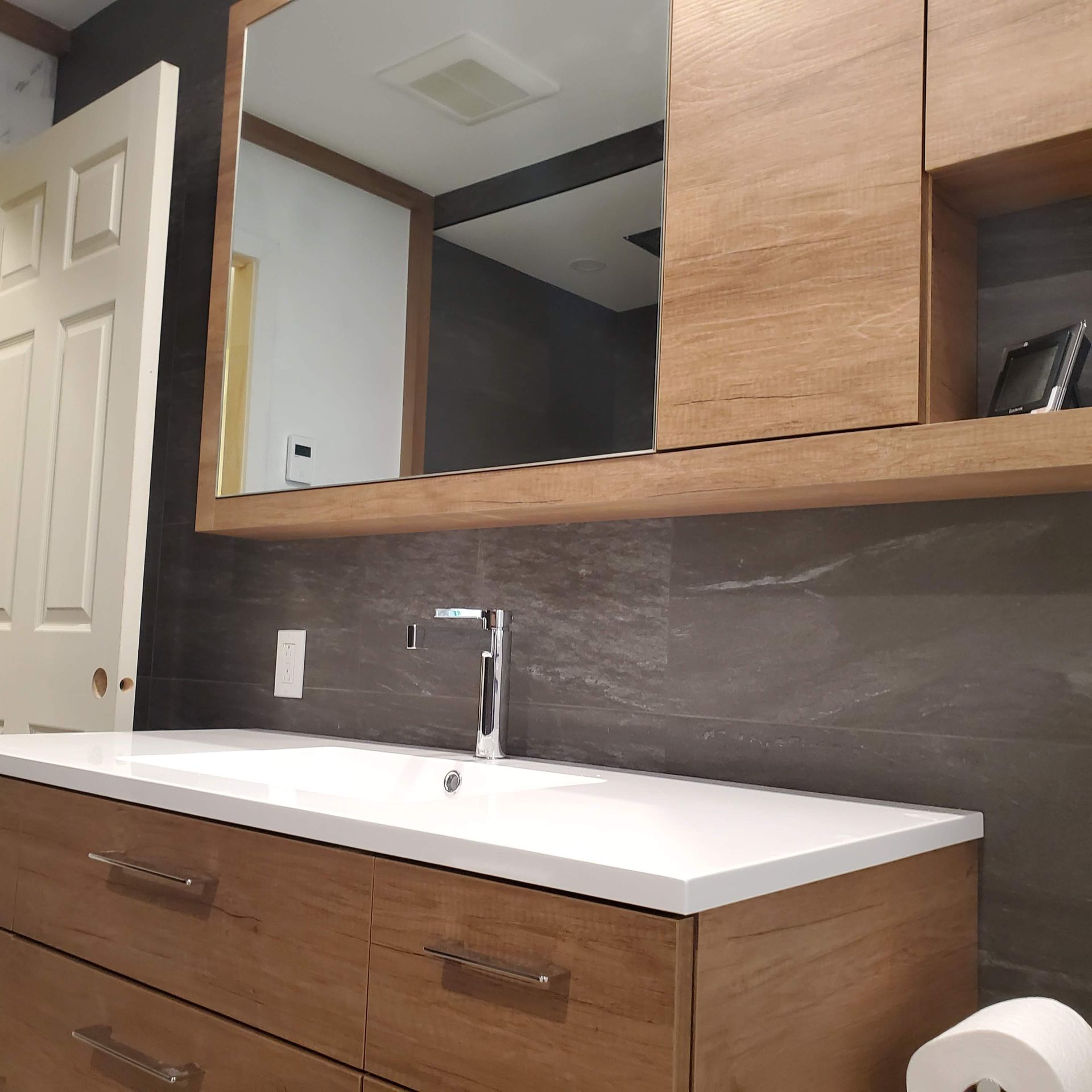 Une salle de bain avec un lavabo et un miroir au-dessus