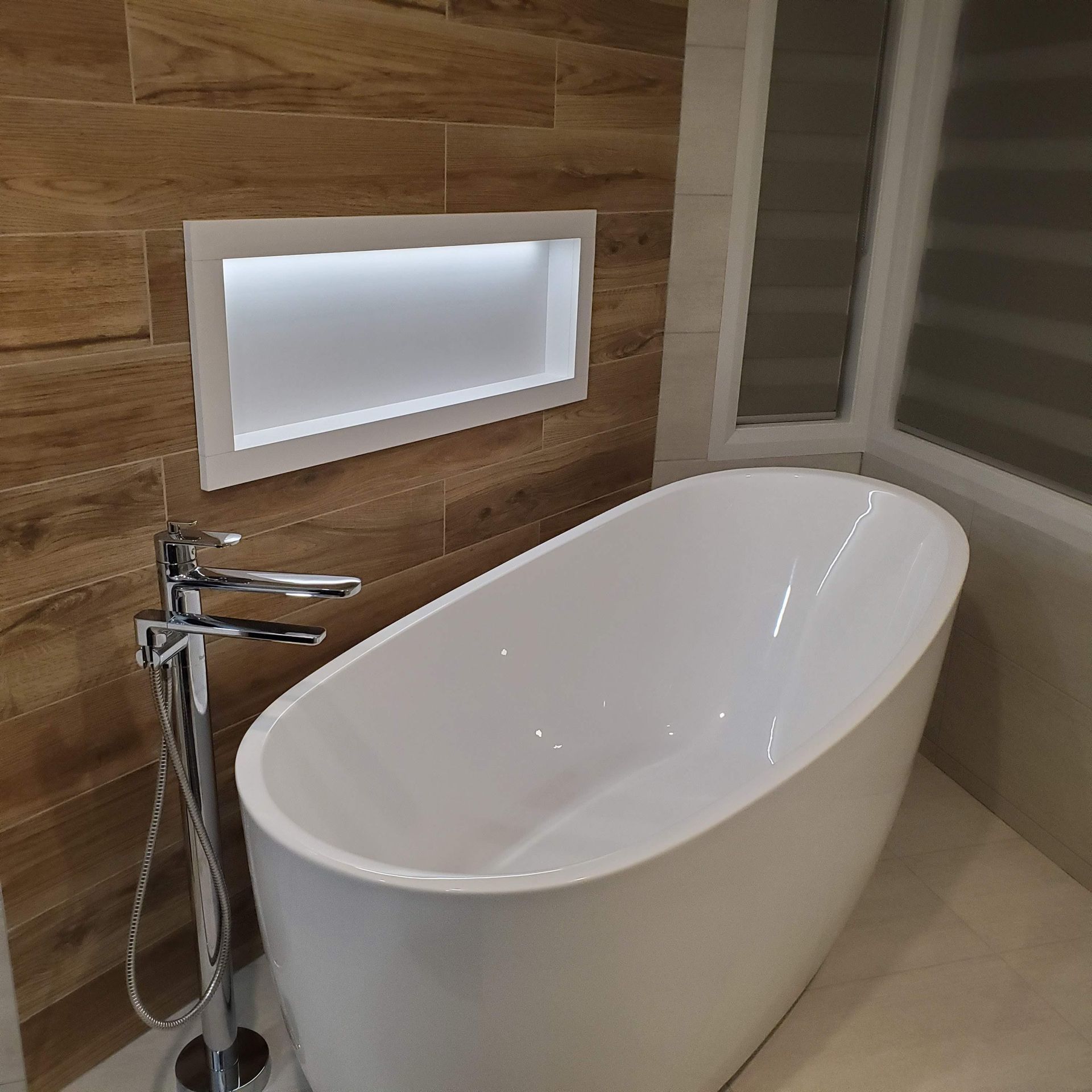 Une baignoire dans une salle de bain avec un mur en bois