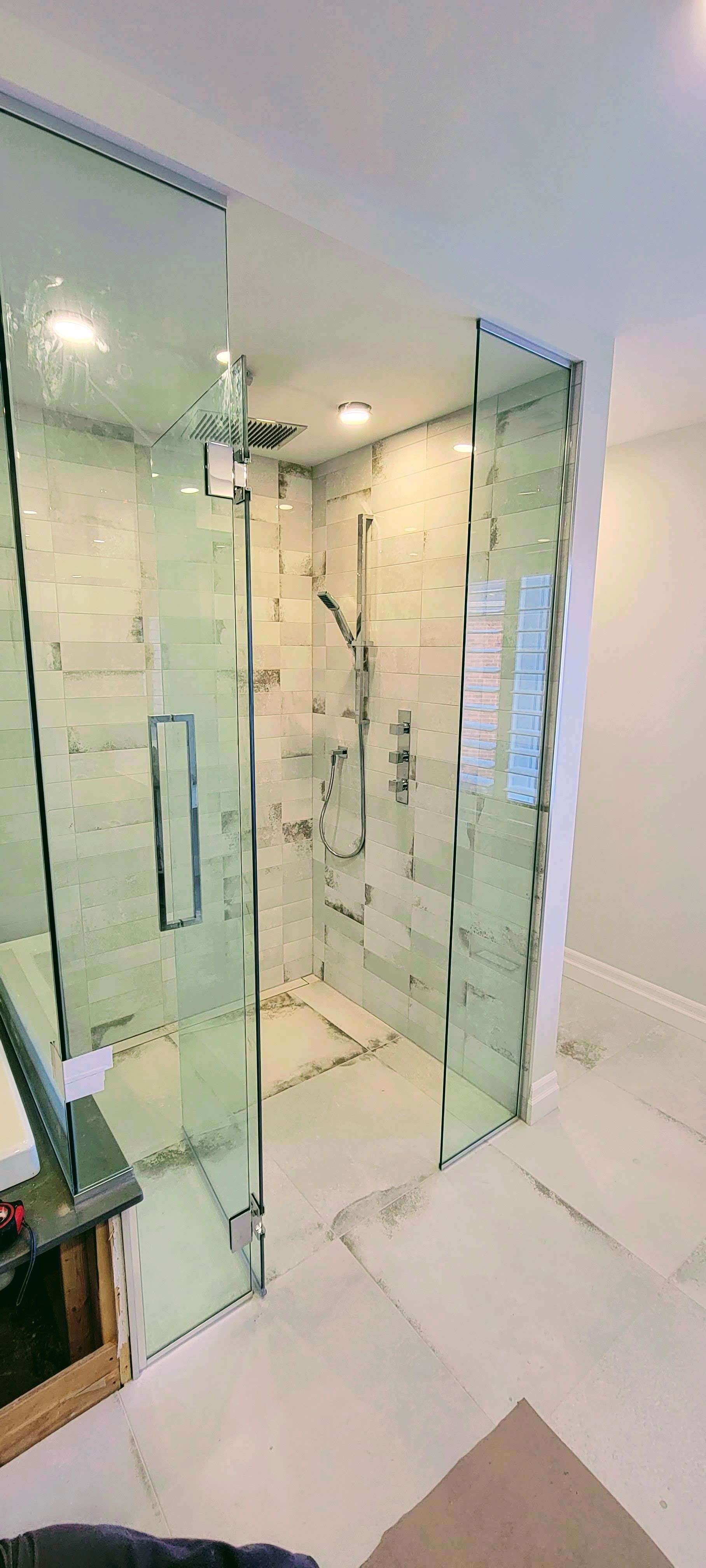 Une salle de bain avec une douche à l'italienne et une baignoire.