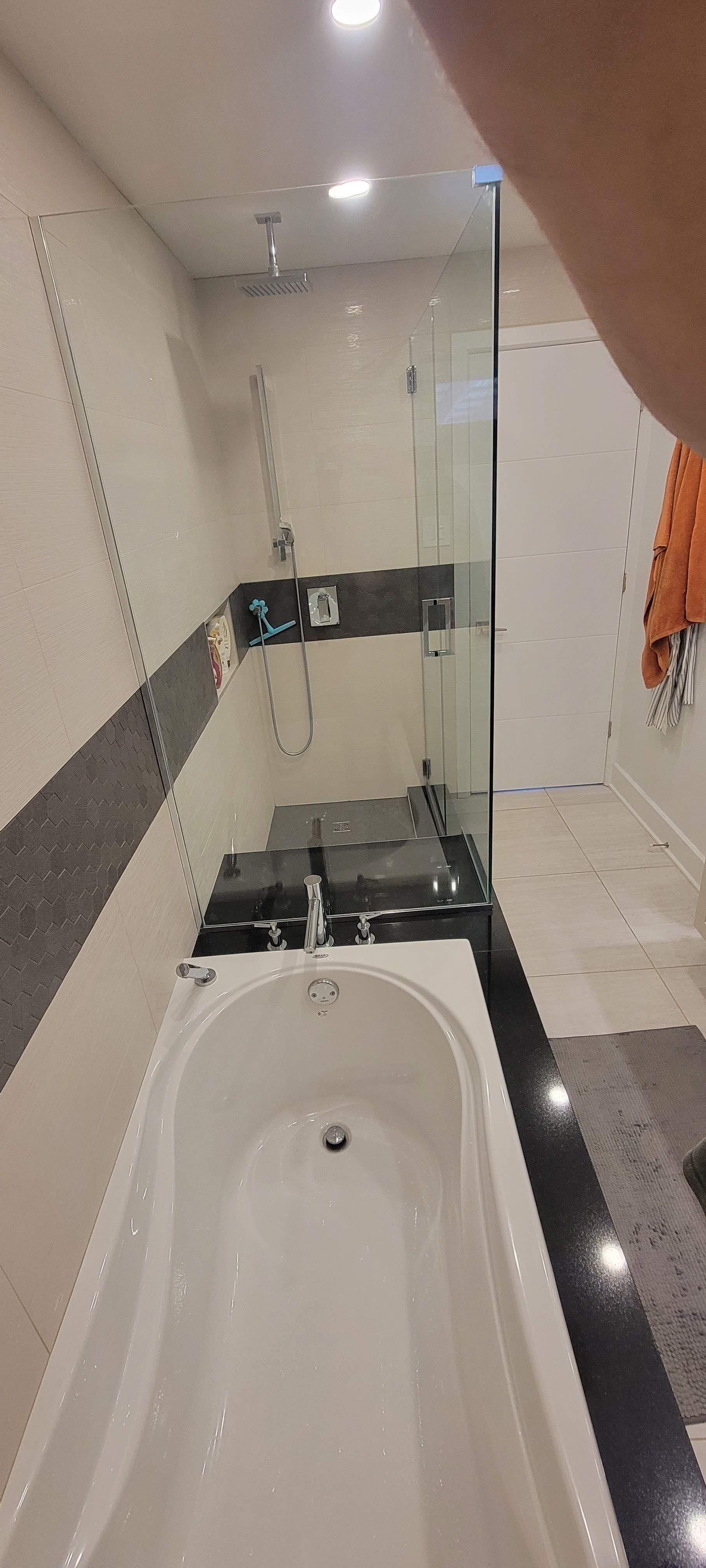 Une salle de bain avec baignoire, lavabo et douche.