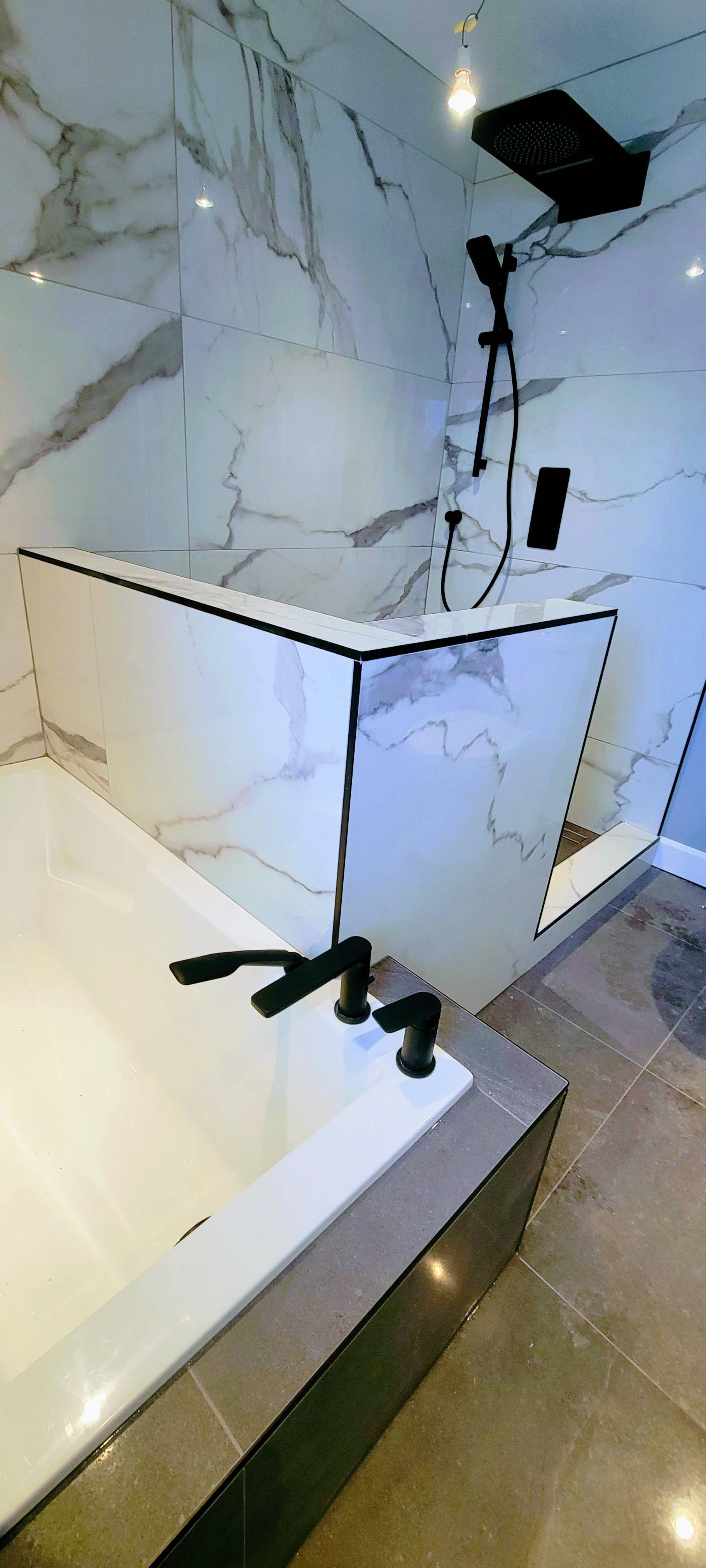 Une salle de bain avec baignoire et douche.