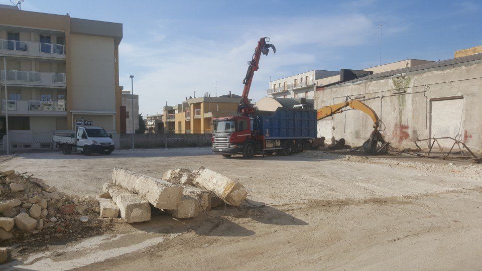 Gru e camion in cantiere