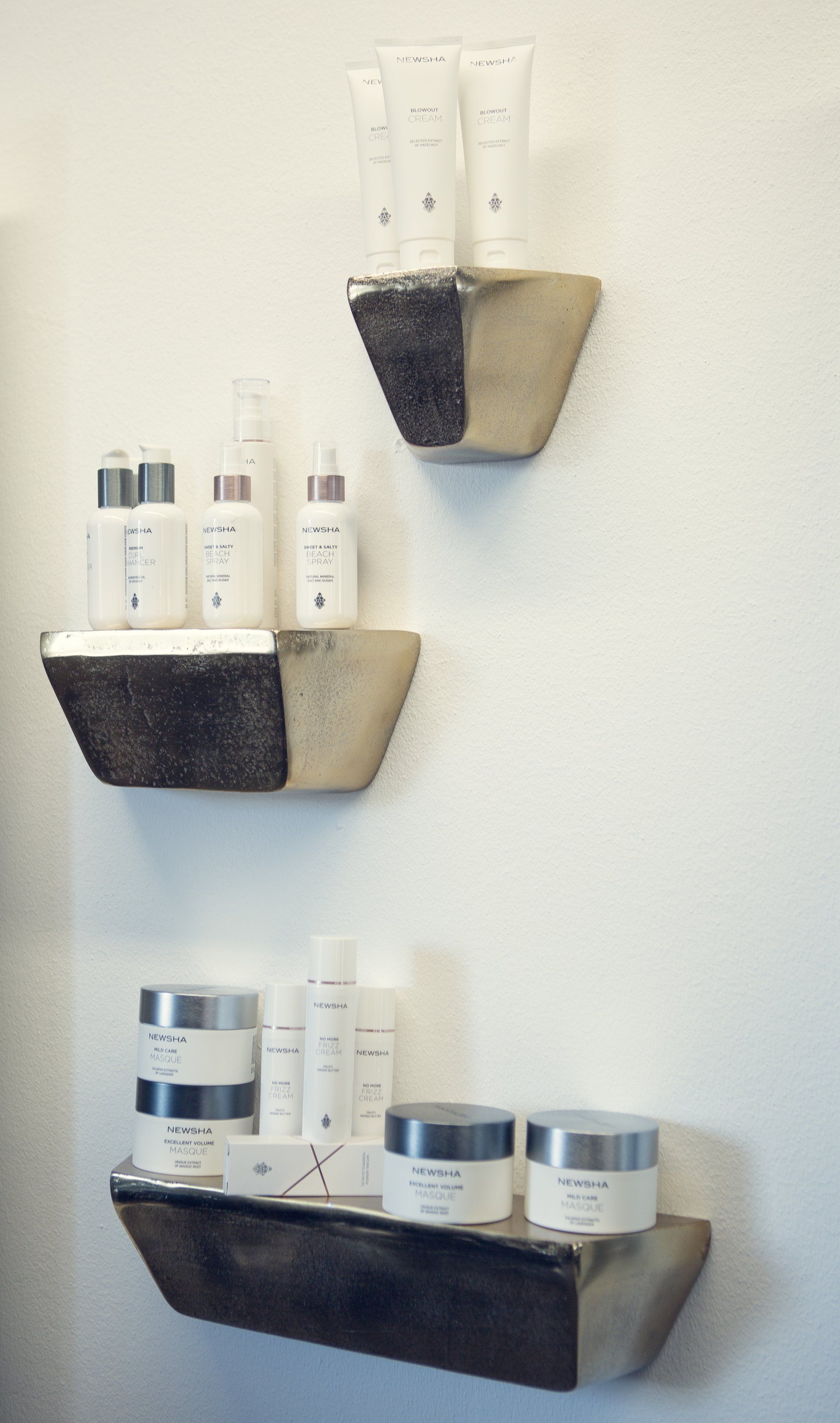 Drei Regale gefüllt mit verschiedenen Arten von Schönheitsprodukten