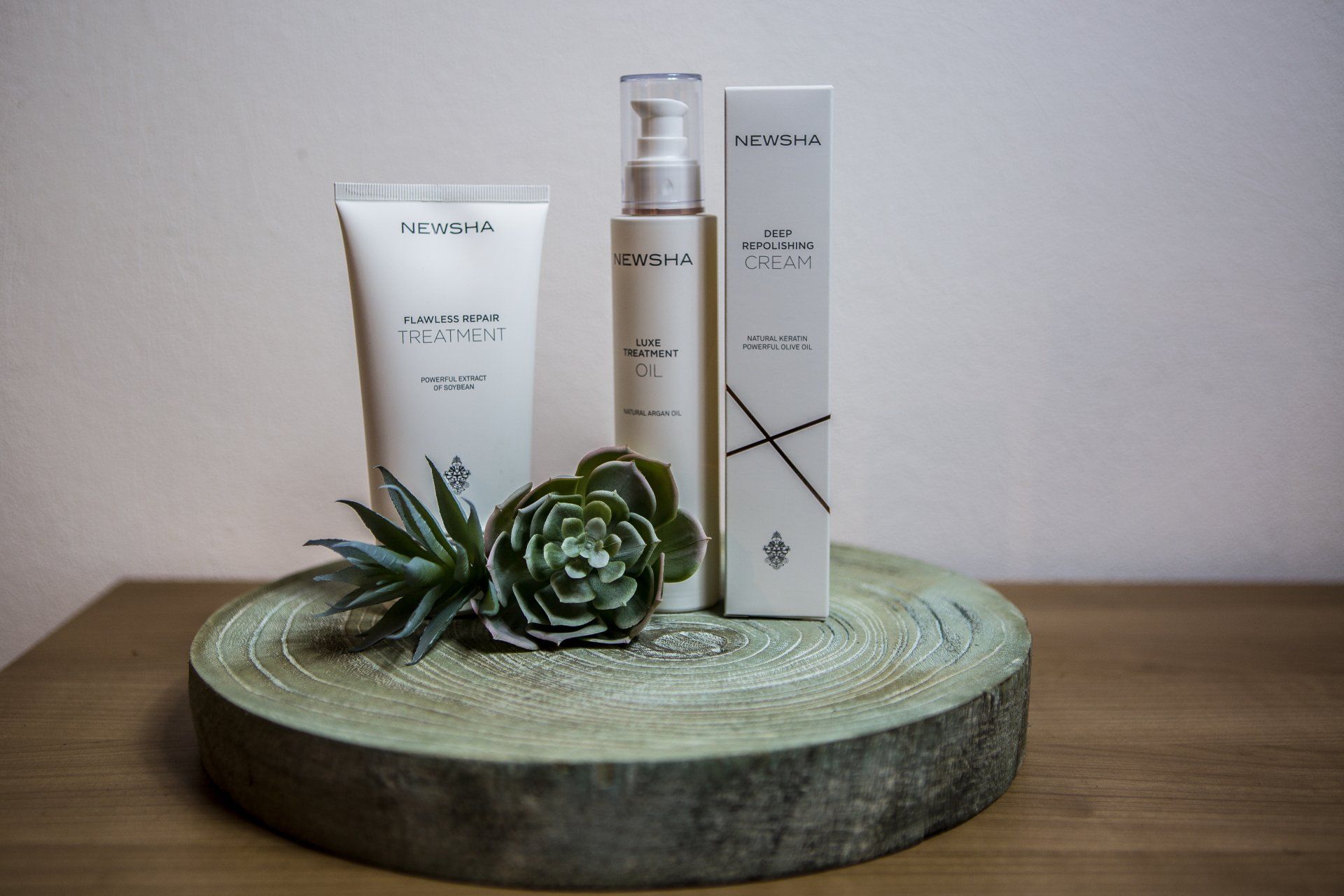 Eine Flasche Lotion und eine Flasche Lotion stehen auf einem Holztisch.