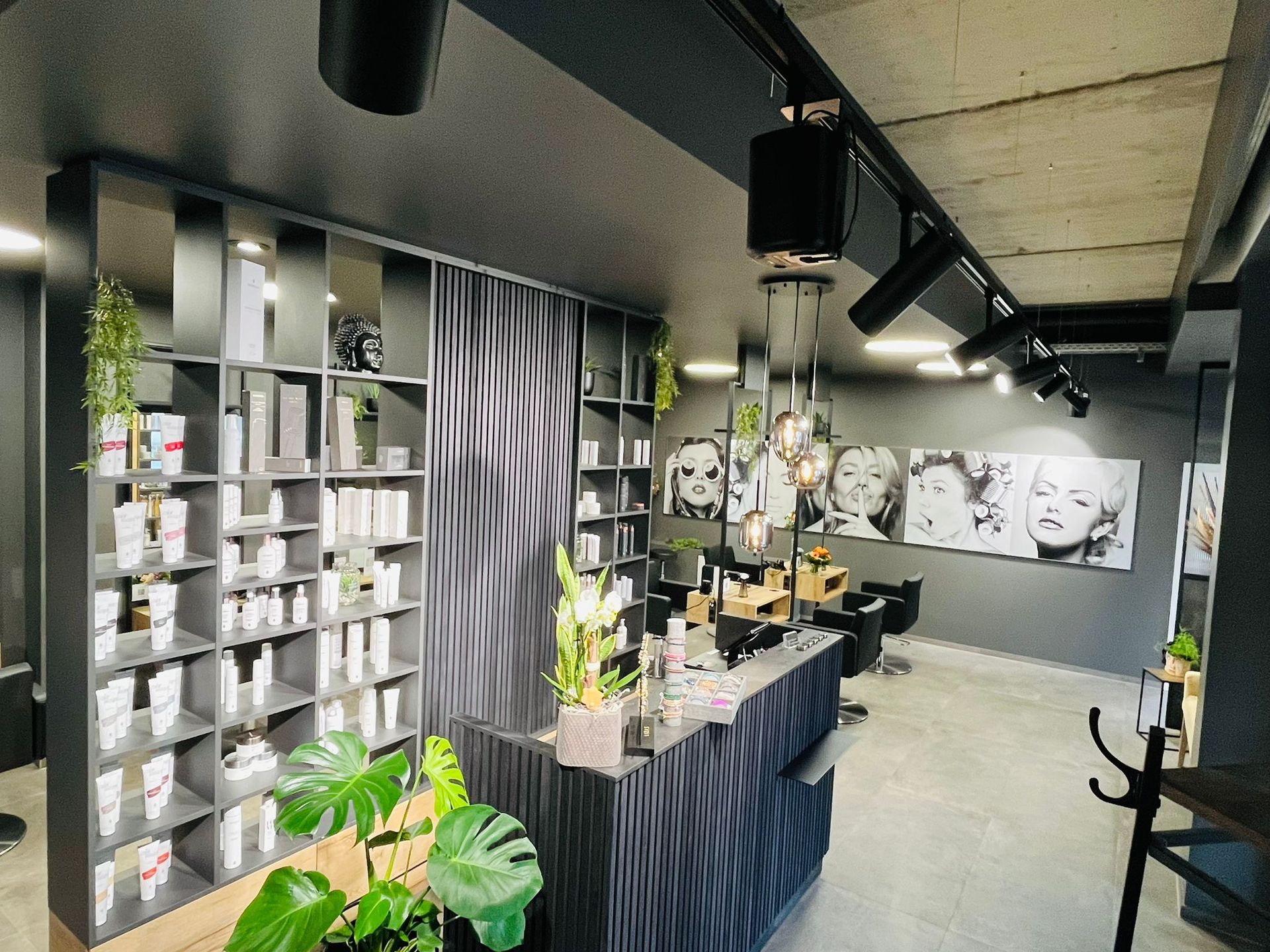 Ein großer Raum mit vielen Regalen und Pflanzen darin.