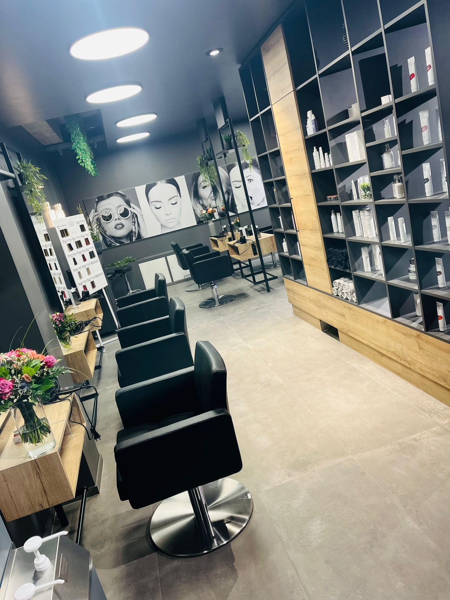 Ein Friseursalon mit vielen Stühlen und Regalen.