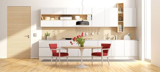 cucina moderna con pavimento in legno e sedie rosse