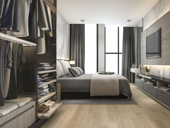camera da letto con arredi grigi e pavimento in legno