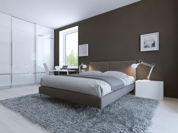 camera da letto con parete color tortora e tappeto grigio