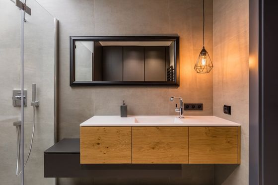 bagno moderno con pareti grigie e mobile in legno