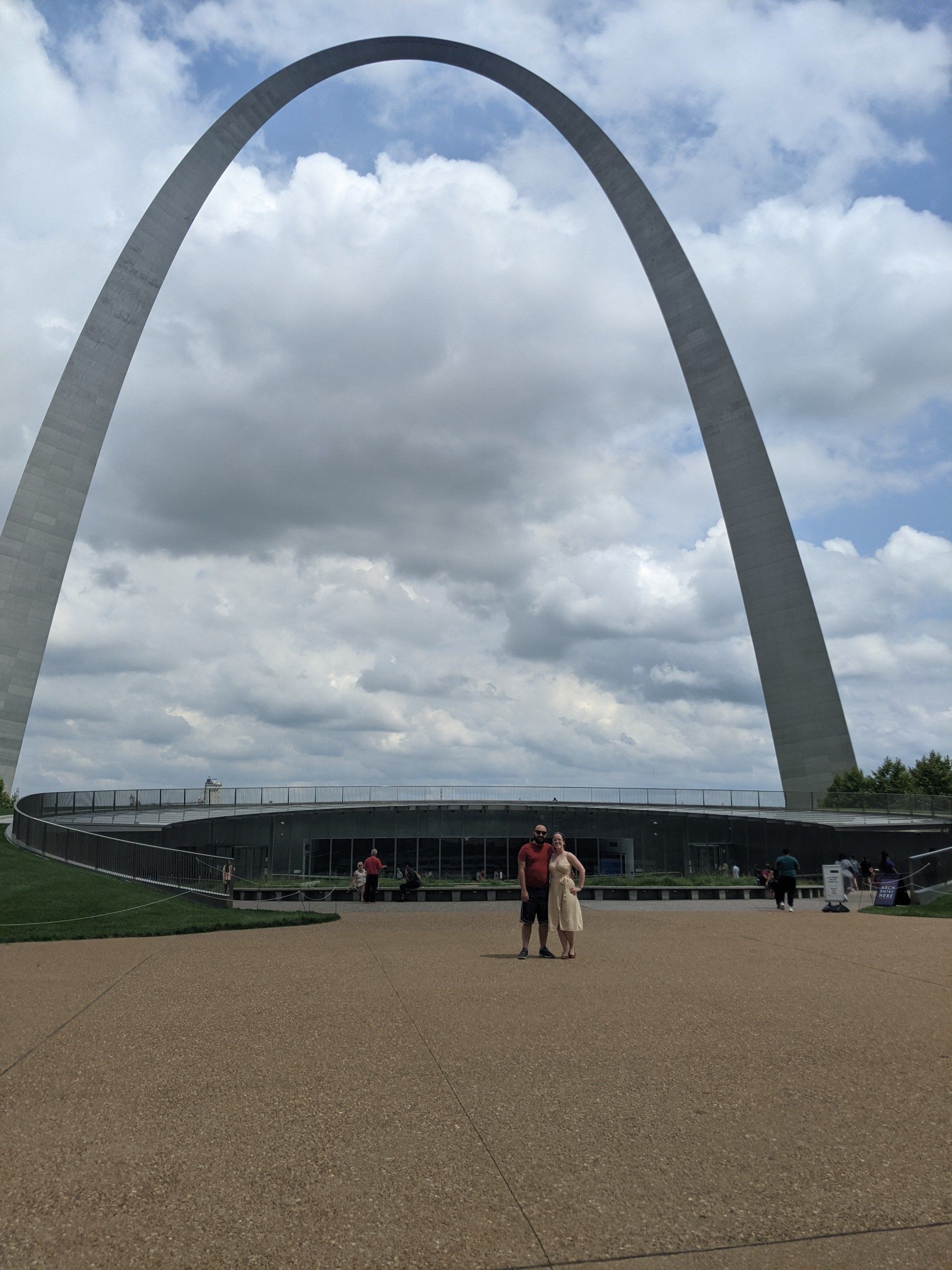 A couple standing in front of the gateway arch