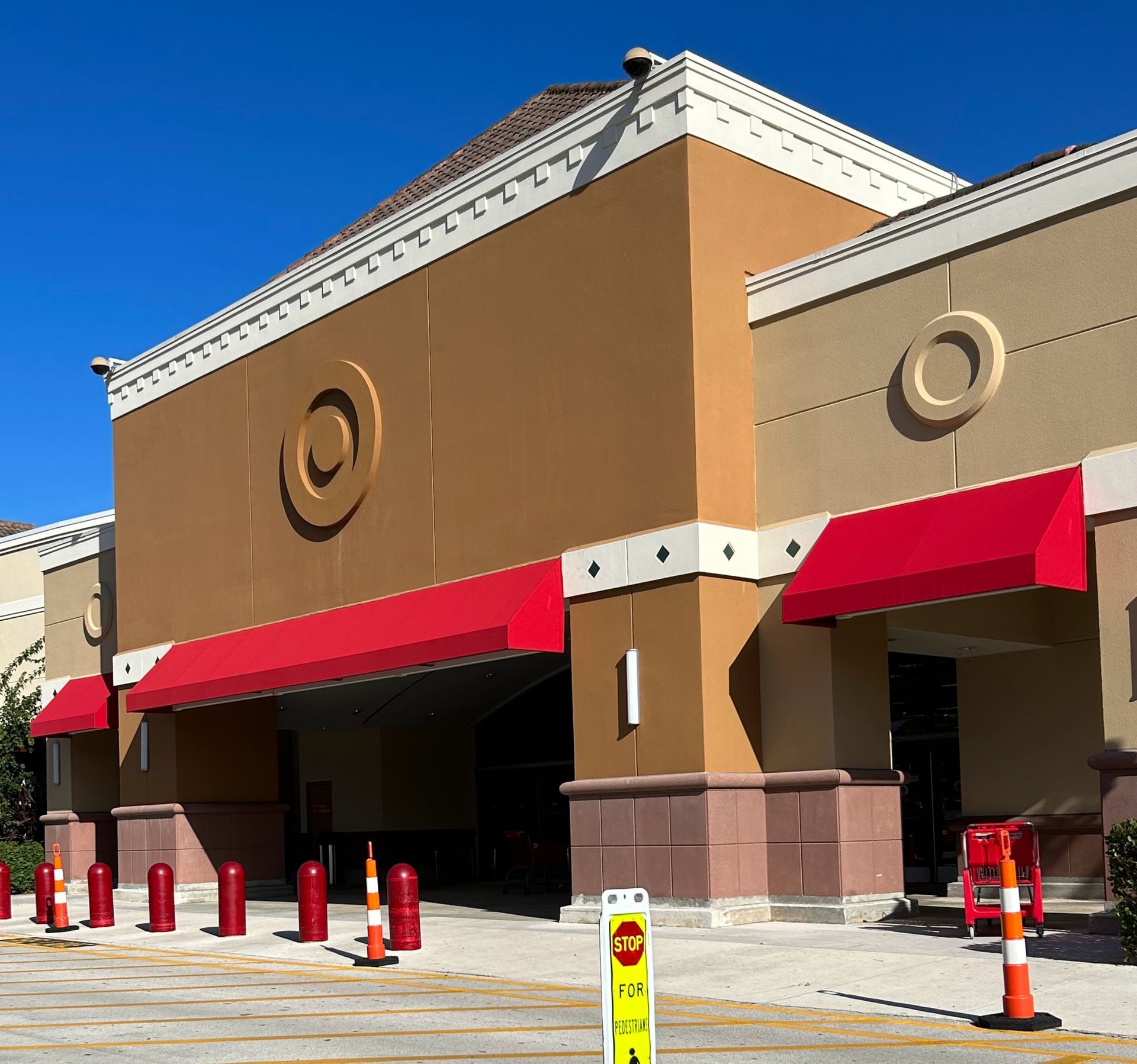 A green awning and a yellow awning are on the side of a building.
