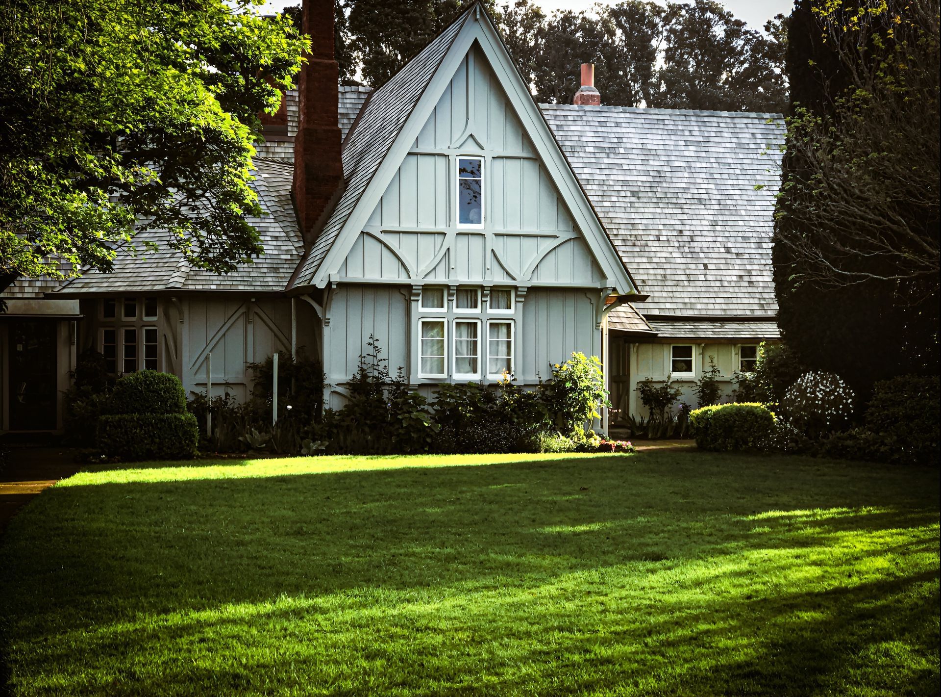 A white house with a triangle shaped roof