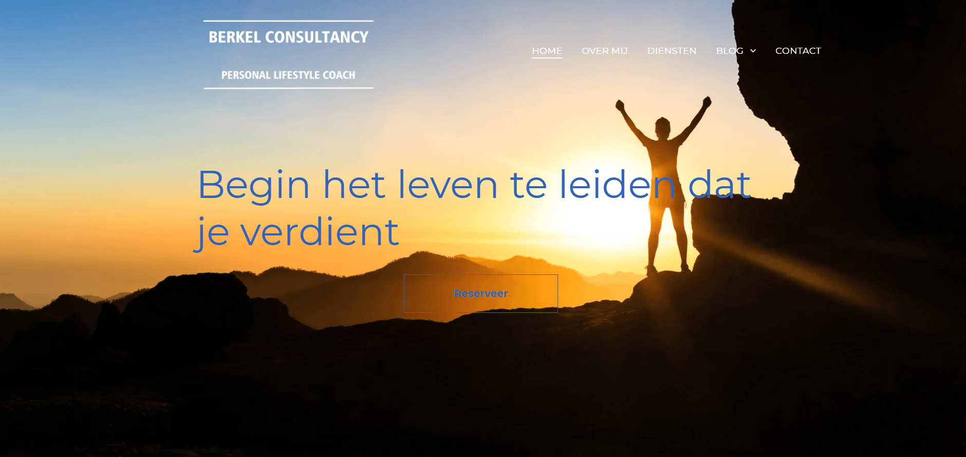 Een foto van een woestijn met de tekst ``over ons'' eronder.