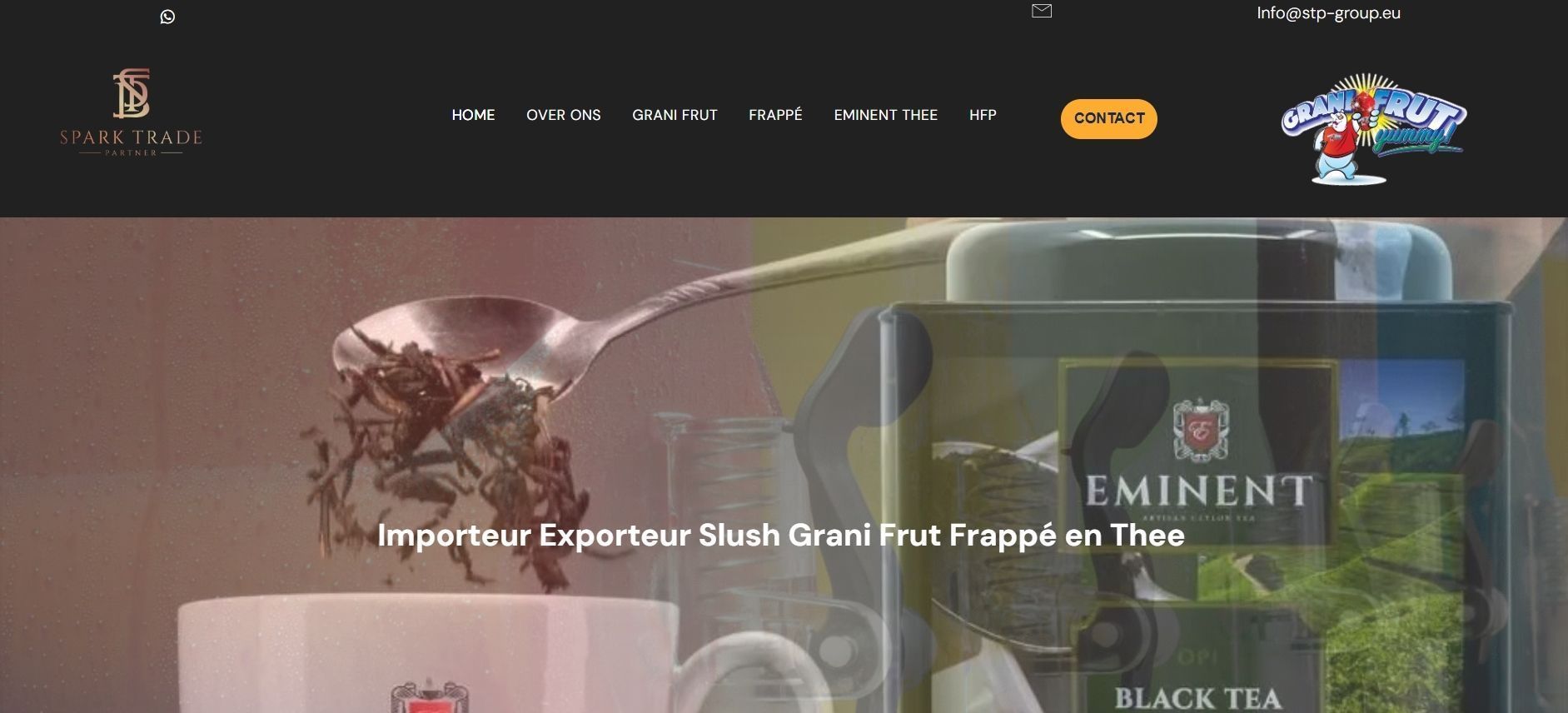 Een groep mensen zit rond een tafel met laptops.