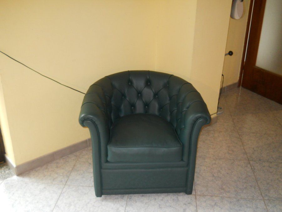 Poltrona nera in pelle