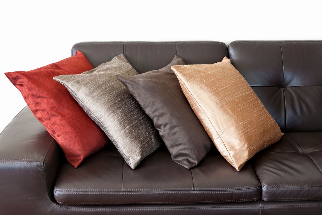 Cuscini su divano in pelle