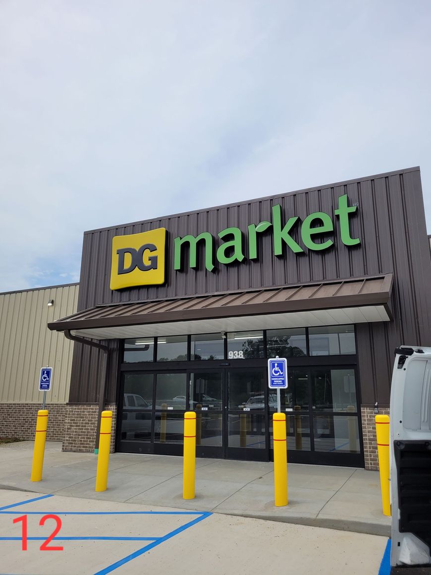 The front of a dg market with a handicapped parking spot