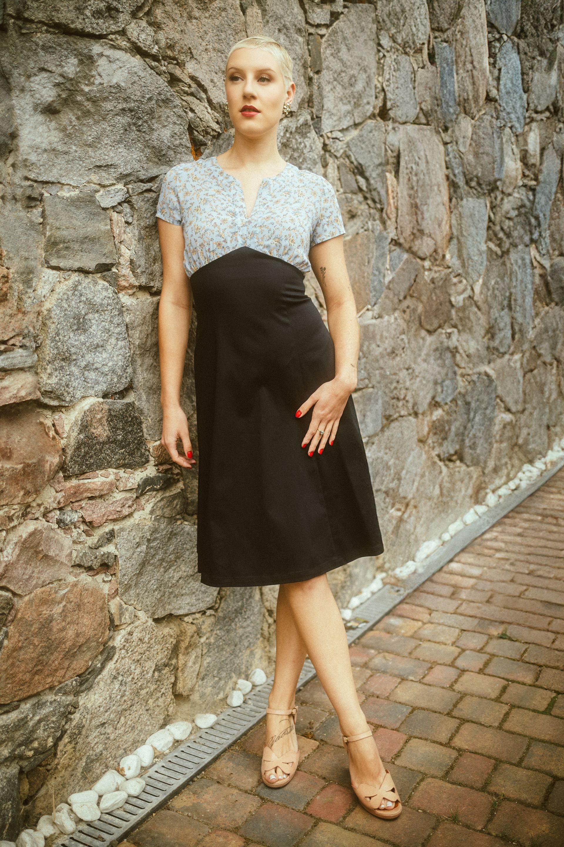auberginefarbenes Kleid im Vintage Look der 40er Jahre