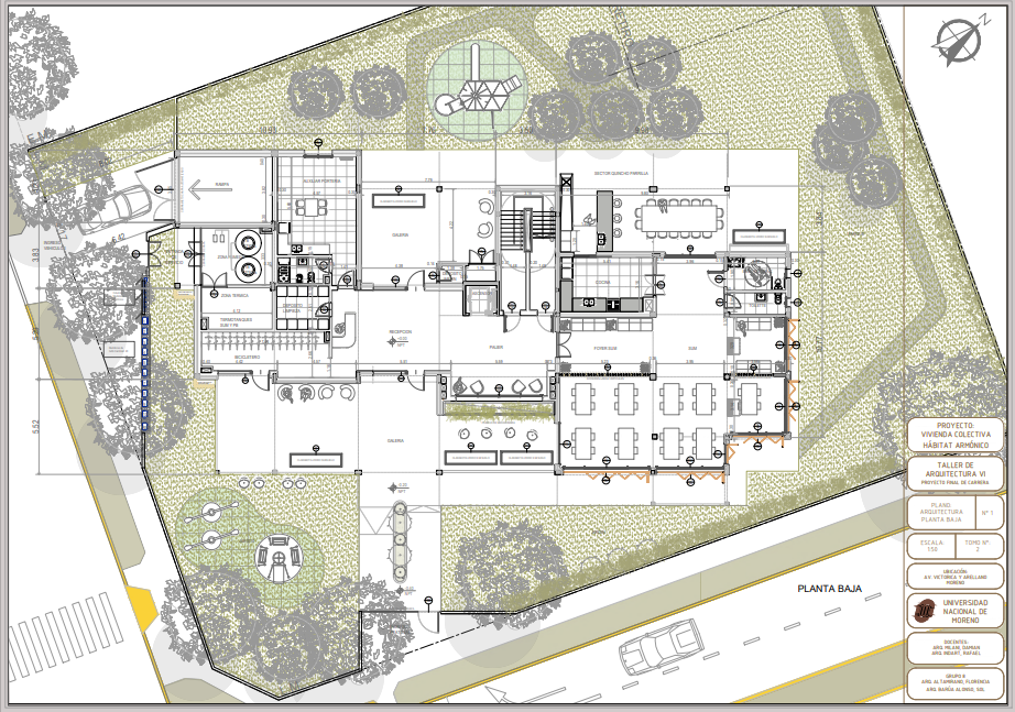 Plano de planta de un edificio y paisajismo circundante, con habitaciones y áreas exteriores etiquetadas.