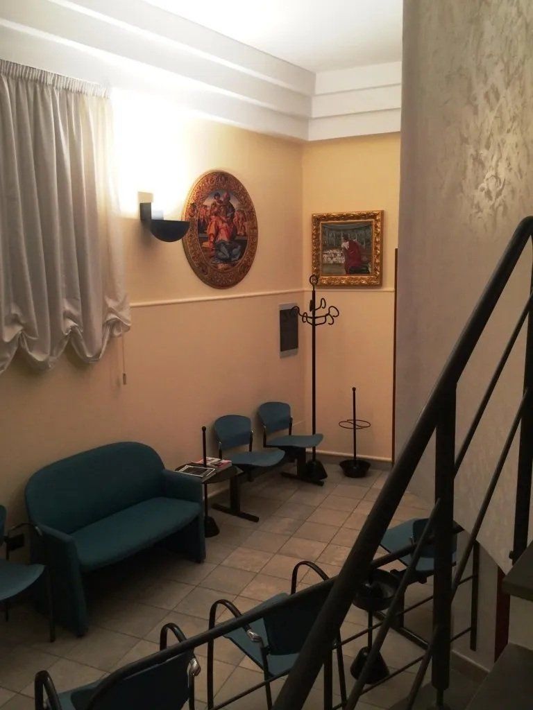 Sala d'attesa con scala